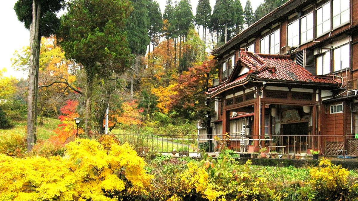 本館外観　秋